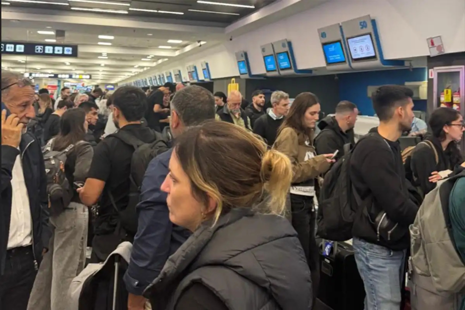 Pasajeros reunidos en el sector de atención de Aeroparque